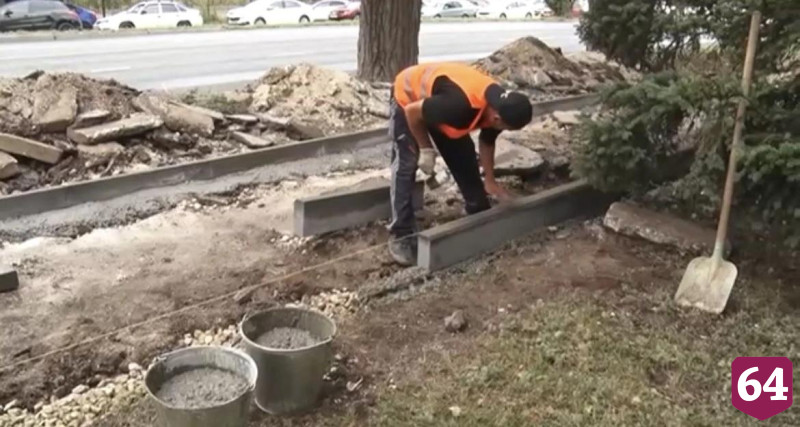 В Энгельсе продолжается ремонт тротуаров