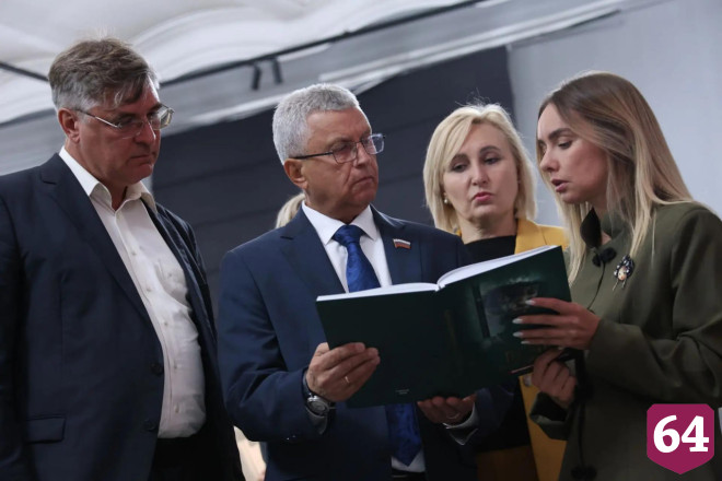 Делегация Запорожской области передала Музею истории СВО знамя с позывными саратовских бойцов
